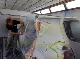Immagine di un carrozziere che si prepara alla verniciatura