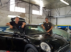 Foto di carrozzieri al lavoro